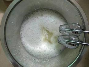 白糖分3次加入蛋白里，打至粗泡加第一次糖。