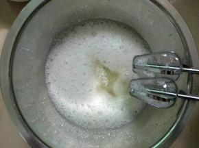 白糖分3次加入蛋白里，打至粗泡加第一次糖。