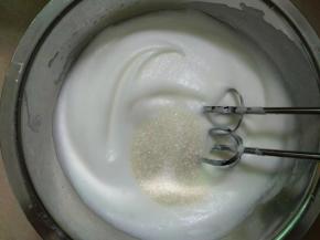 打至有纹路时加入最后一次糖。