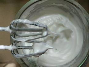 打至偏干性发泡，有小尖角就行。