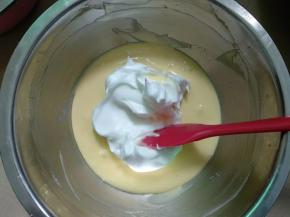 取1/3蛋白霜放入蛋黄糊。从下往上翻拌或#字翻拌，不可圈拌以免消泡。