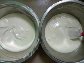 把蛋糕糊分成两份。