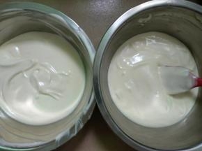 把蛋糕糊分成两份。