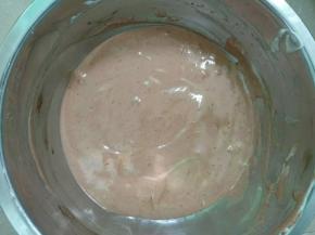 一份筛入可可粉搅拌至无干粉颗粒即可。
