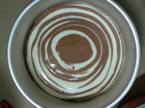 直至放完为止，震几下震出气泡。