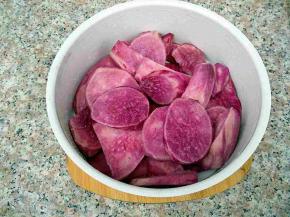 紫薯去皮切片，放入蒸笼里。