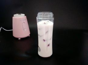 把紫薯放入料理机中，加入纯牛奶和蜂蜜