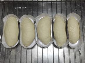 再擀开，卷起放至模具中，二次发酵