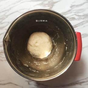 混合成团，不需过度揉搓，成团即可