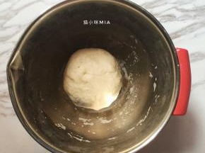 混合成团，不需过度揉搓，成团即可