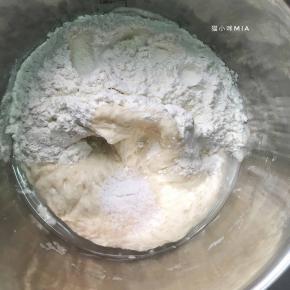 将发酵好的中种材料撕开，加入主面团中除黄油以外的所有材料，揉至扩展阶段再加入黄油，继续揉至完全阶段