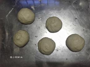发酵好的面团平均分为5份，排气揉圆醒发15分钟