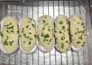 发酵好的面团表面刷蛋液，撒芝士，沙拉酱和香葱碎，放入已预热好的烤箱中层，上火190度，下火170度，烘焙15分钟