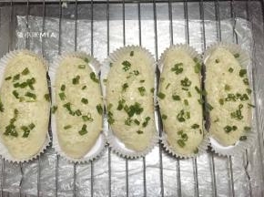 发酵好的面团表面刷蛋液，撒芝士，沙拉酱和香葱碎，放入已预热好的烤箱中层，上火190度，下火170度，烘焙15分钟