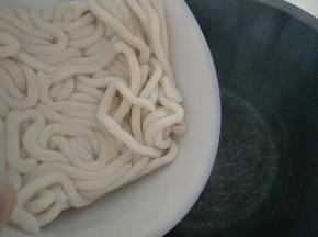 锅里放一些清水煮开放入乌冬面