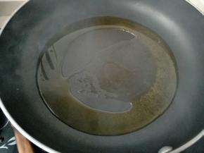 锅里放一点油，烧热