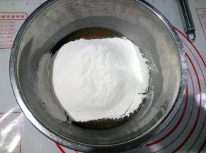 放入面粉，用刮刀拌匀成面团。