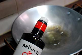 热锅，淋入橄榄油，大火烧热。