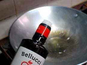 热锅，淋入橄榄油，大火烧热。