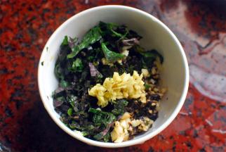 紫苏，姜，蒜，豆豉切碎，倒入锅里，翻炒出香味。