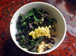 紫苏，姜，蒜，豆豉切碎，倒入锅里，翻炒出香味。