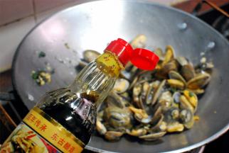 淋入酱油，料酒，适量的清水，翻炒均匀。