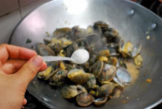 加入盐，糖，继续大火翻炒。