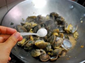 加入盐，糖，继续大火翻炒。