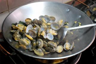 倒入洗净了的厚甲，爆炒1分钟左右，炒至张开口。