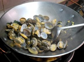 倒入洗净了的厚甲，爆炒1分钟左右，炒至张开口。