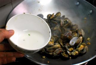 3小勺淀粉加入少许清水，调制成豆粉芡，淋入并迅速翻炒几下。