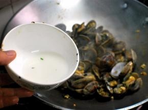 3小勺淀粉加入少许清水，调制成豆粉芡，淋入并迅速翻炒几下。