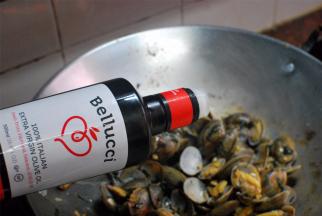 准备出锅前，再淋上适量的橄榄油锁汁。