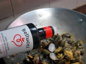 准备出锅前，再淋上适量的橄榄油锁汁。