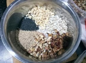 现在开始做馅。把各种果仁和果脯切丁，放入盆里，馅料食材可以随意搭配，总量275克左右即可）。