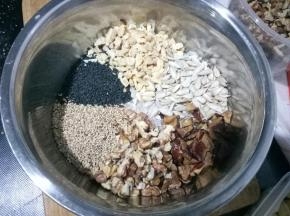 现在开始做馅。把各种果仁和果脯切丁，放入盆里，馅料食材可以随意搭配，总量275克左右即可）。