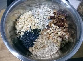 加入细砂糖、蜂蜜、玉米油和凉白开。