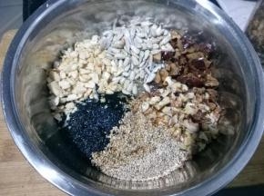 加入细砂糖、蜂蜜、玉米油和凉白开。