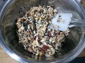 用刮刀翻拌几下。