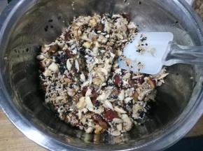 用刮刀翻拌几下。