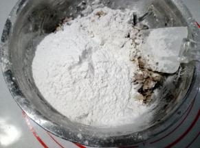 加入熟面粉和熟糯米粉。