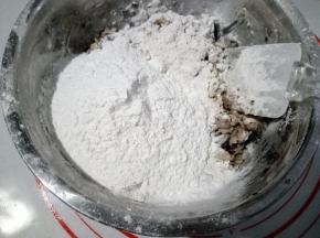加入熟面粉和熟糯米粉。