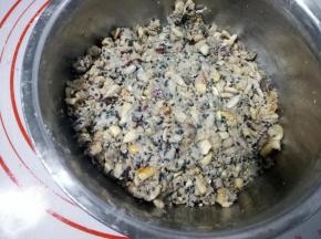 用刮刀翻拌几下，带一次性手套，用手抓匀。