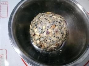 盖保鲜膜静置1个小时，不出油，不散开即可。