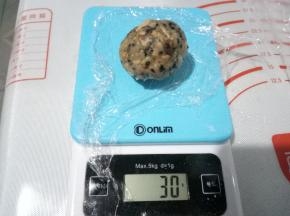 五仁馅分成20个，每个大概30克左右。