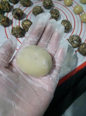 提前洗好50克月饼模具，把圆球搓成椭圆状放入模具中。