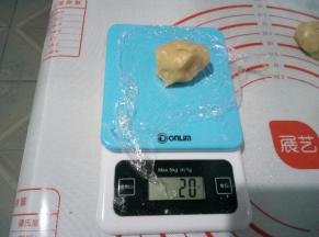 静置好的面团分成大约20克一个，皮馅的比例是4：6。