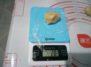 静置好的面团分成大约20克一个，皮馅的比例是4：6。