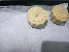 月饼模具朝下按，稍微用力，把月饼生坯扣出来，所有的月饼生坯都做好，排入金盘中。