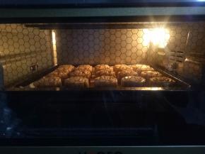 烤箱提前预热上火180度，下火170度10分钟，月饼生坯喷一层水，放入烤箱中层烤5分钟。